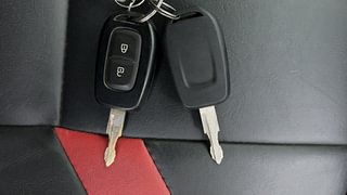 Used 2018 Renault Kwid [2017-2019] RXT 1.0 SCE Special Petrol Manual extra CAR KEY VIEW