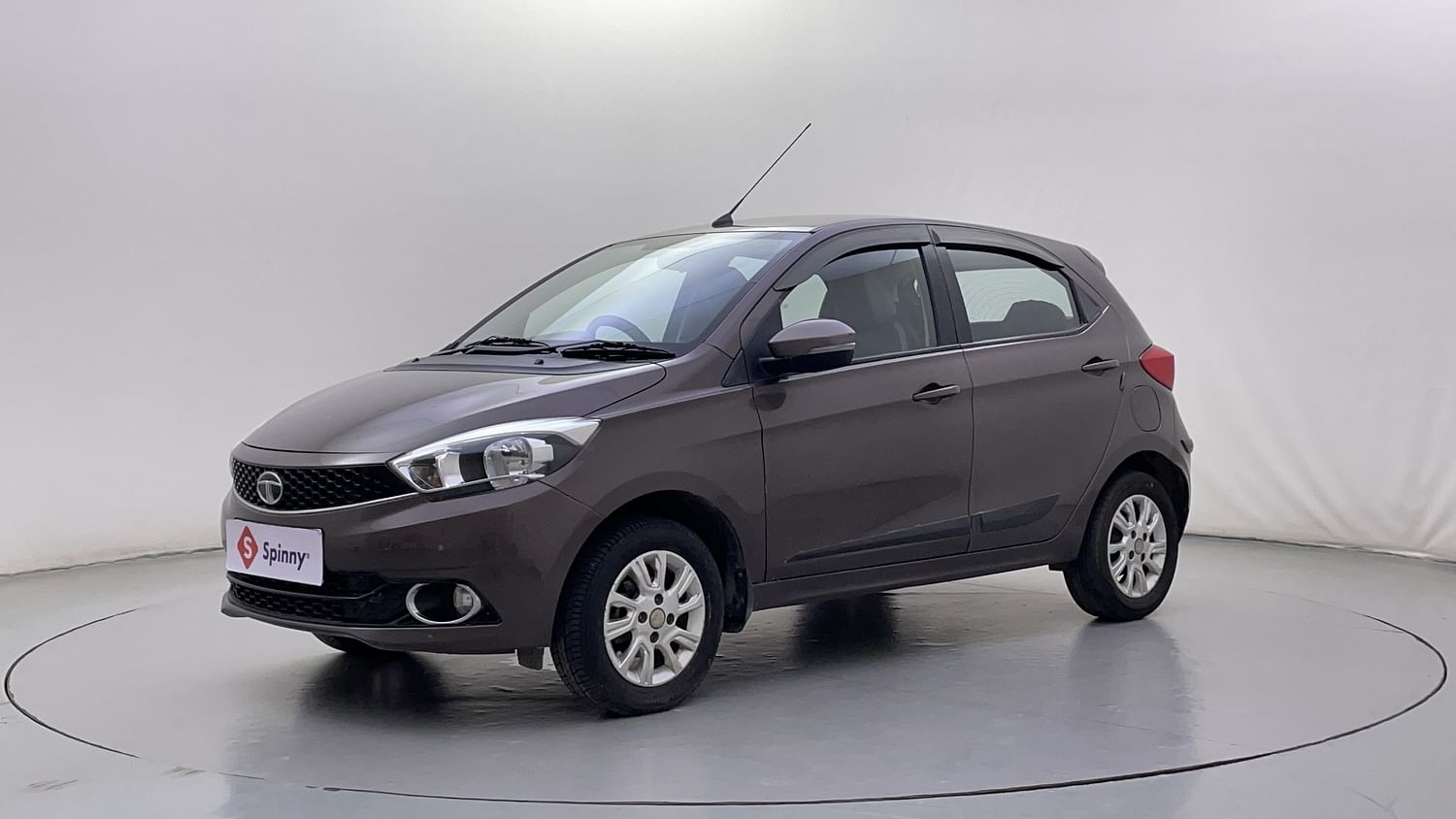 LEFT FRONT CORNER VIEW