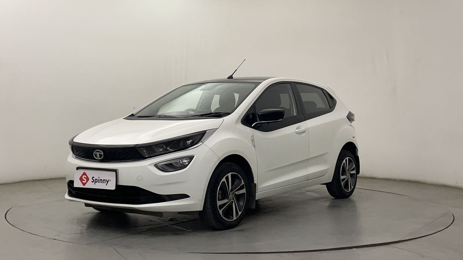 LEFT FRONT CORNER VIEW