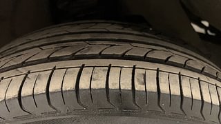 Used 2016 Toyota Innova [2013-2016] 2.5 G 7 STR Diesel Manual tyres LEFT FRONT TYRE TREAD VIEW