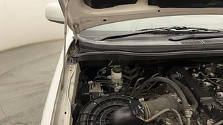 Used 2016 Toyota Innova [2013-2016] 2.5 G 7 STR Diesel Manual engine ENGINE RIGHT SIDE HINGE & APRON VIEW