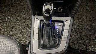 Used 2017 Hyundai Elantra [2016-2022] 2.0 SX(O) AT Petrol Automatic interior GEAR  KNOB VIEW