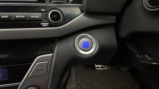 Used 2017 Hyundai Elantra [2016-2022] 2.0 SX(O) AT Petrol Automatic top_features Keyless start