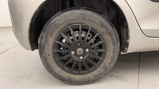 Used 2015 Maruti Suzuki Swift [2011-2017] VXi Petrol Manual tyres RIGHT REAR TYRE RIM VIEW
