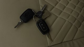 Used 2017 Renault Kwid RXT Petrol Manual extra CAR KEY VIEW