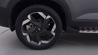 Used 2021 Hyundai Alcazar Platinum (O) 6 STR 2.0 Petrol AT Petrol Automatic tyres RIGHT REAR TYRE RIM VIEW