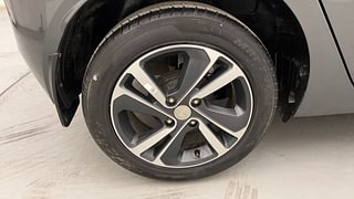 Used 2022 Tata Altroz XZ 1.2 Petrol Manual tyres RIGHT REAR TYRE RIM VIEW