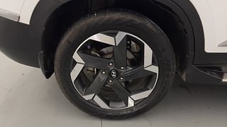 Used 2022 Hyundai Alcazar Signature (O) 6 STR 1.5 Diesel AT Diesel Automatic tyres RIGHT REAR TYRE RIM VIEW