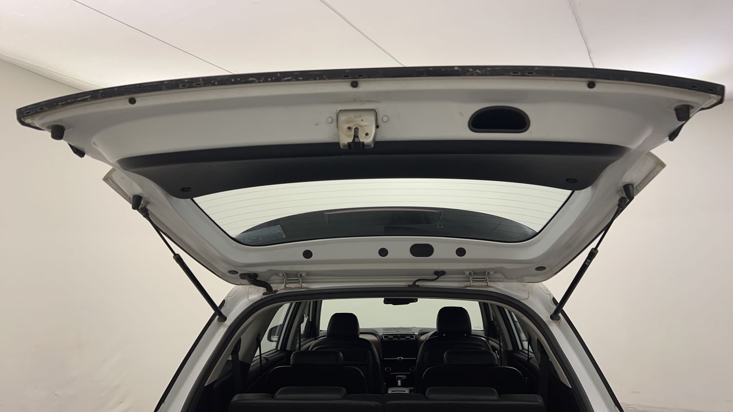 New Hyundai Alcazar interior DICKY DOOR OPEN VIEW
