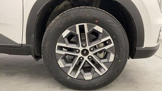 Used 2023 Hyundai Venue SX (O) 1.5 CRDi Diesel Manual tyres RIGHT FRONT TYRE RIM VIEW