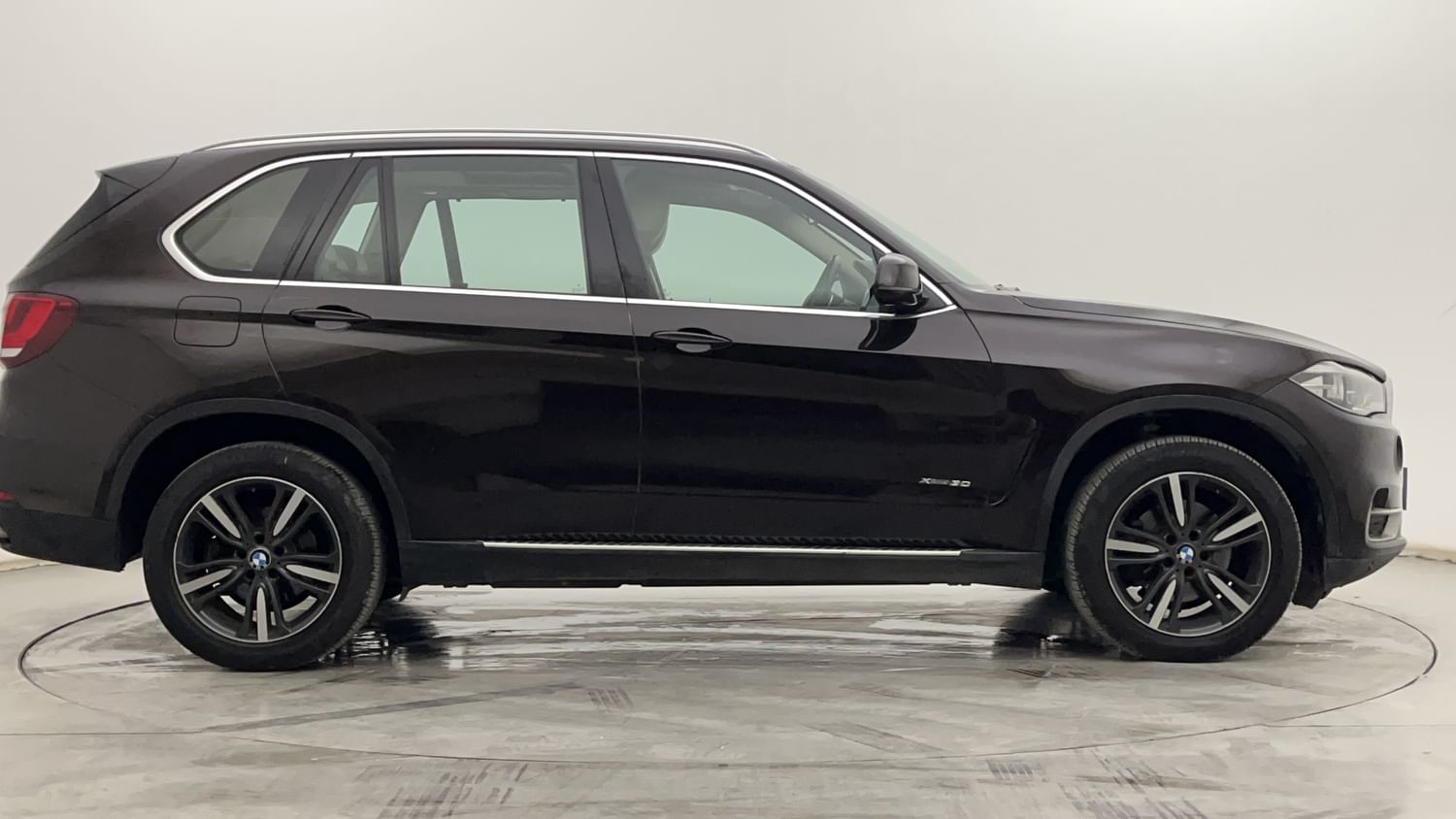 New BMW X5 exterior RIGHT SIDE VIEW