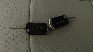 Used 2022 Mahindra XUV700 AX 5 Petrol MT 7 STR Petrol Manual extra CAR KEY VIEW