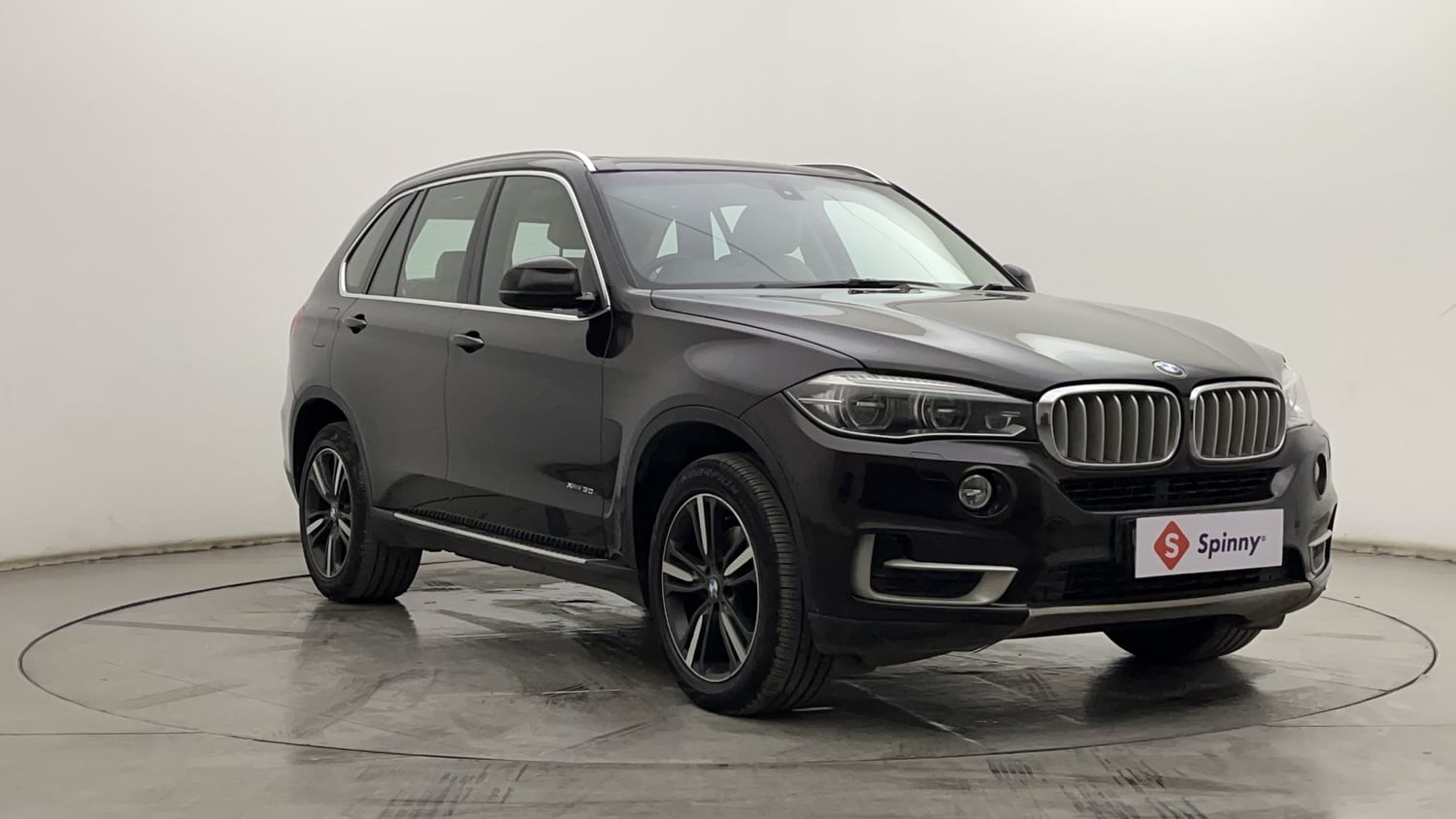 New BMW X5 exterior RIGHT FRONT CORNER VIEW