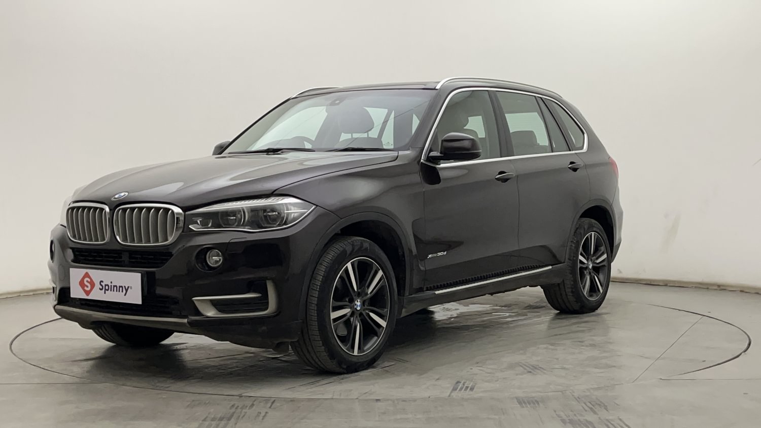 New BMW X5 exterior LEFT FRONT CORNER VIEW