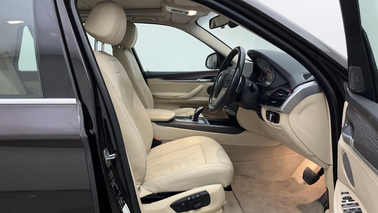 New BMW X5 interior RIGHT SIDE FRONT DOOR CABIN VIEW