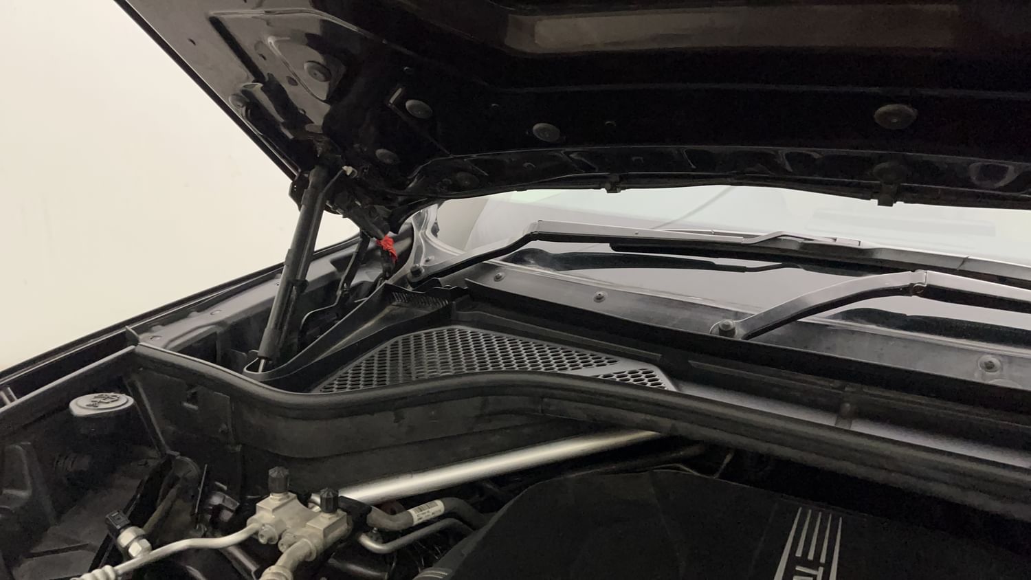 New BMW X5 engine ENGINE RIGHT SIDE HINGE & APRON VIEW