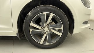 Used 2022 Tata Altroz XZ Plus 1.2 Dual Tone Petrol Manual tyres RIGHT FRONT TYRE RIM VIEW