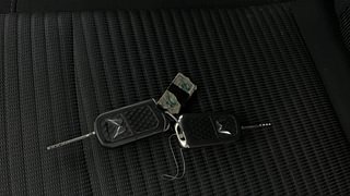 Used 2022 Mahindra XUV700 AX 5 Petrol MT 5 STR Petrol Manual extra CAR KEY VIEW
