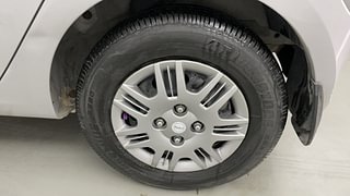Used 2015 Hyundai i10 Sportz 1.1 iRDE2 Petrol Manual tyres LEFT REAR TYRE RIM VIEW