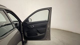 Used 2019 Renault Kwid [2015-2019] 1.0 RXT AMT Opt Petrol Automatic interior RIGHT FRONT DOOR OPEN VIEW