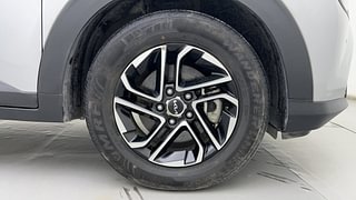 Used 2022 Kia Carens Luxury Plus 1.4 Petrol 7 STR Petrol Manual tyres RIGHT FRONT TYRE RIM VIEW