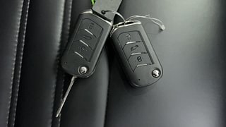 Used 2022 Mahindra XUV700 AX 5 Petrol MT 5 STR Petrol Manual extra CAR KEY VIEW