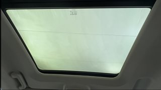 Used 2022 Mahindra XUV700 AX 5 Petrol MT 5 STR Petrol Manual top_features Sunroof