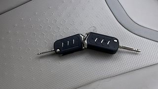 Used 2022 Mahindra XUV700 AX 5 Diesel AT 7 STR Diesel Automatic extra CAR KEY VIEW