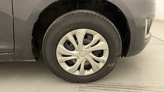 Used 2017 Maruti Suzuki Swift [2014-2017] VXI (O) Petrol Manual tyres RIGHT FRONT TYRE RIM VIEW