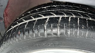 Used 2017 Mahindra KUV100 [2015-2017] K8 6 STR Dual Tone Petrol Manual tyres RIGHT FRONT TYRE TREAD VIEW