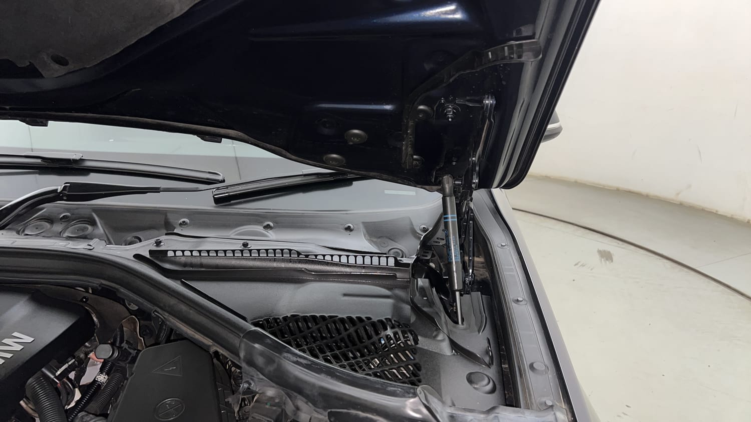 New BMW 3 Series GT engine ENGINE LEFT SIDE HINGE & APRON VIEW