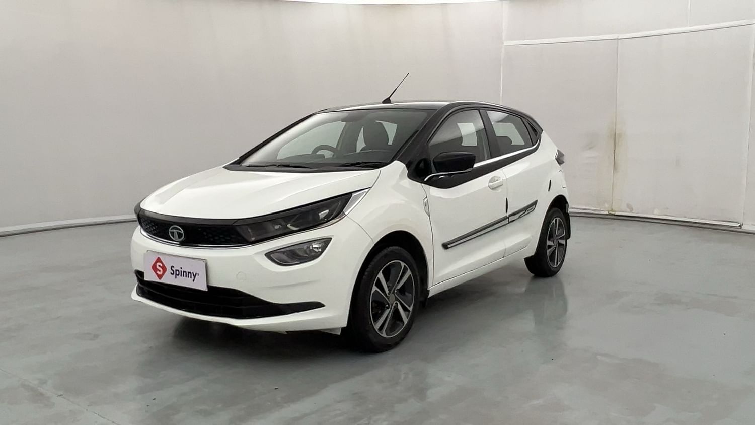 LEFT FRONT CORNER VIEW