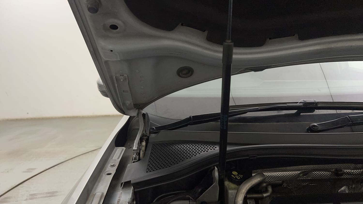 New Volkswagen Tiguan engine ENGINE RIGHT SIDE HINGE & APRON VIEW