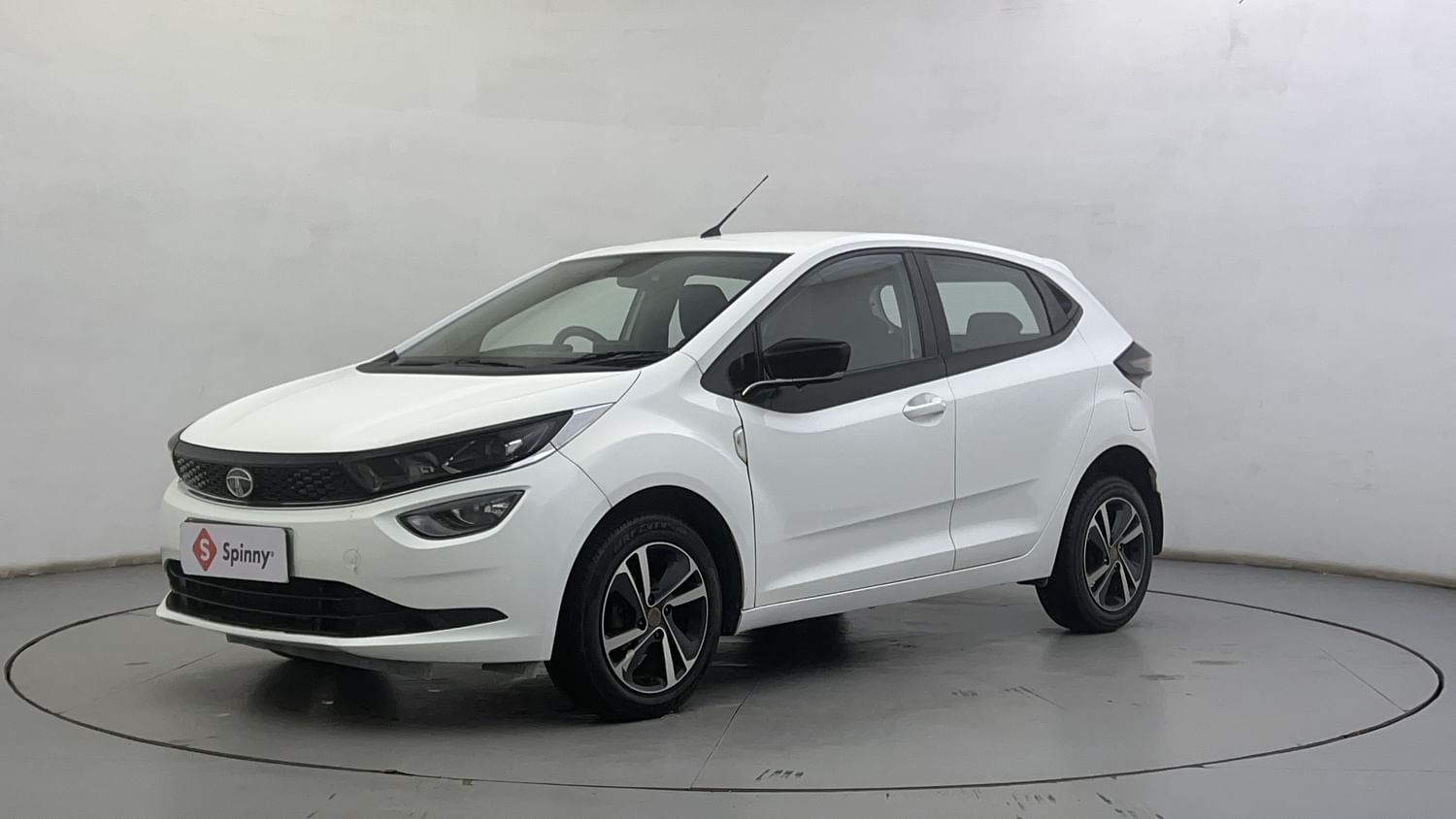 LEFT FRONT CORNER VIEW