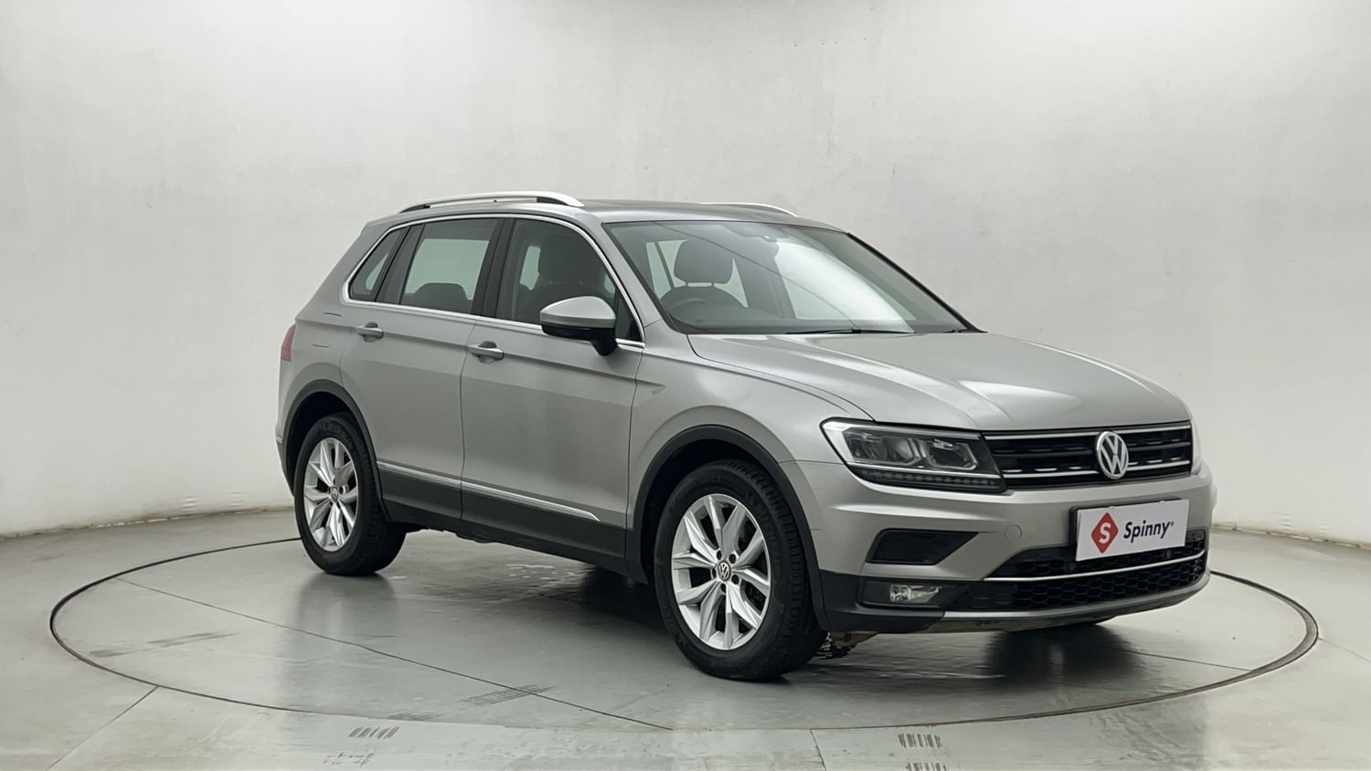 New Volkswagen Tiguan exterior RIGHT FRONT CORNER VIEW