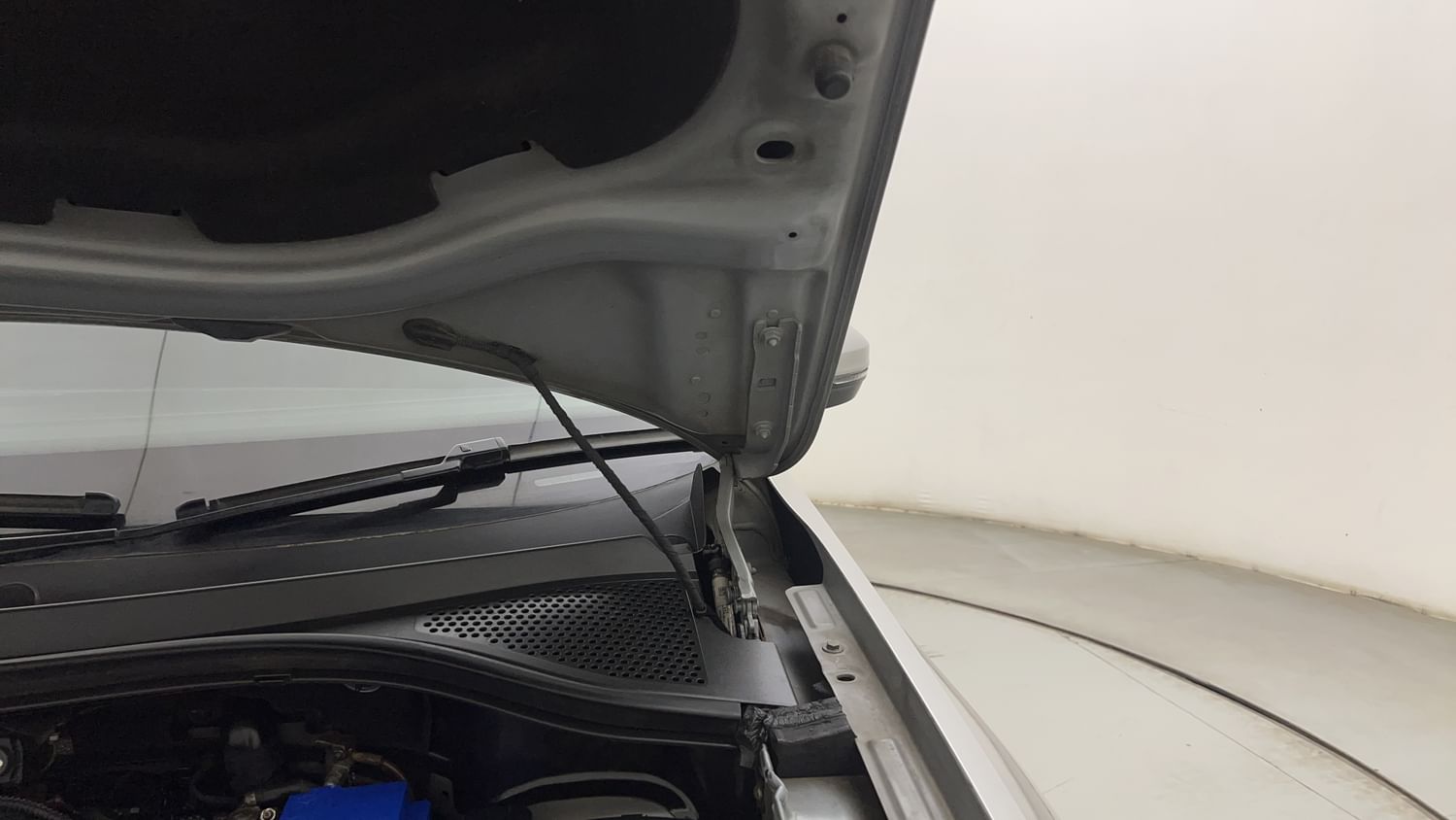 New Volkswagen Tiguan engine ENGINE LEFT SIDE HINGE & APRON VIEW