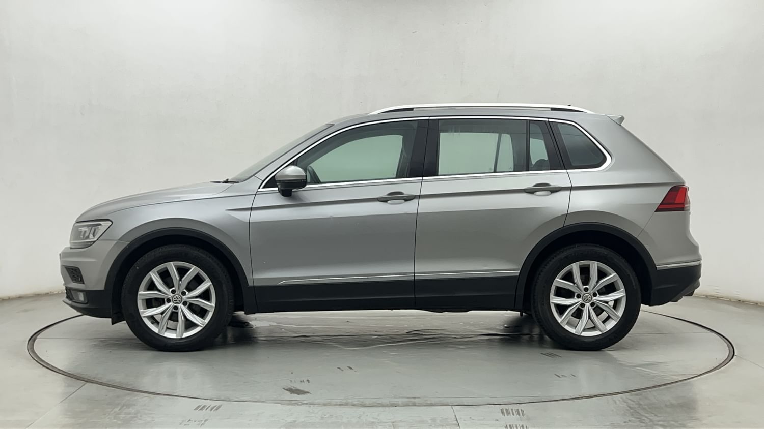 New Volkswagen Tiguan exterior LEFT SIDE VIEW