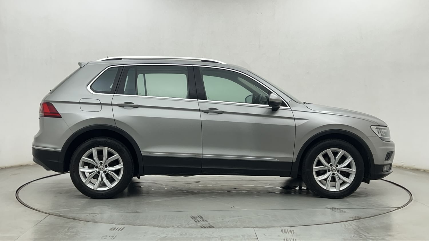 New Volkswagen Tiguan exterior RIGHT SIDE VIEW
