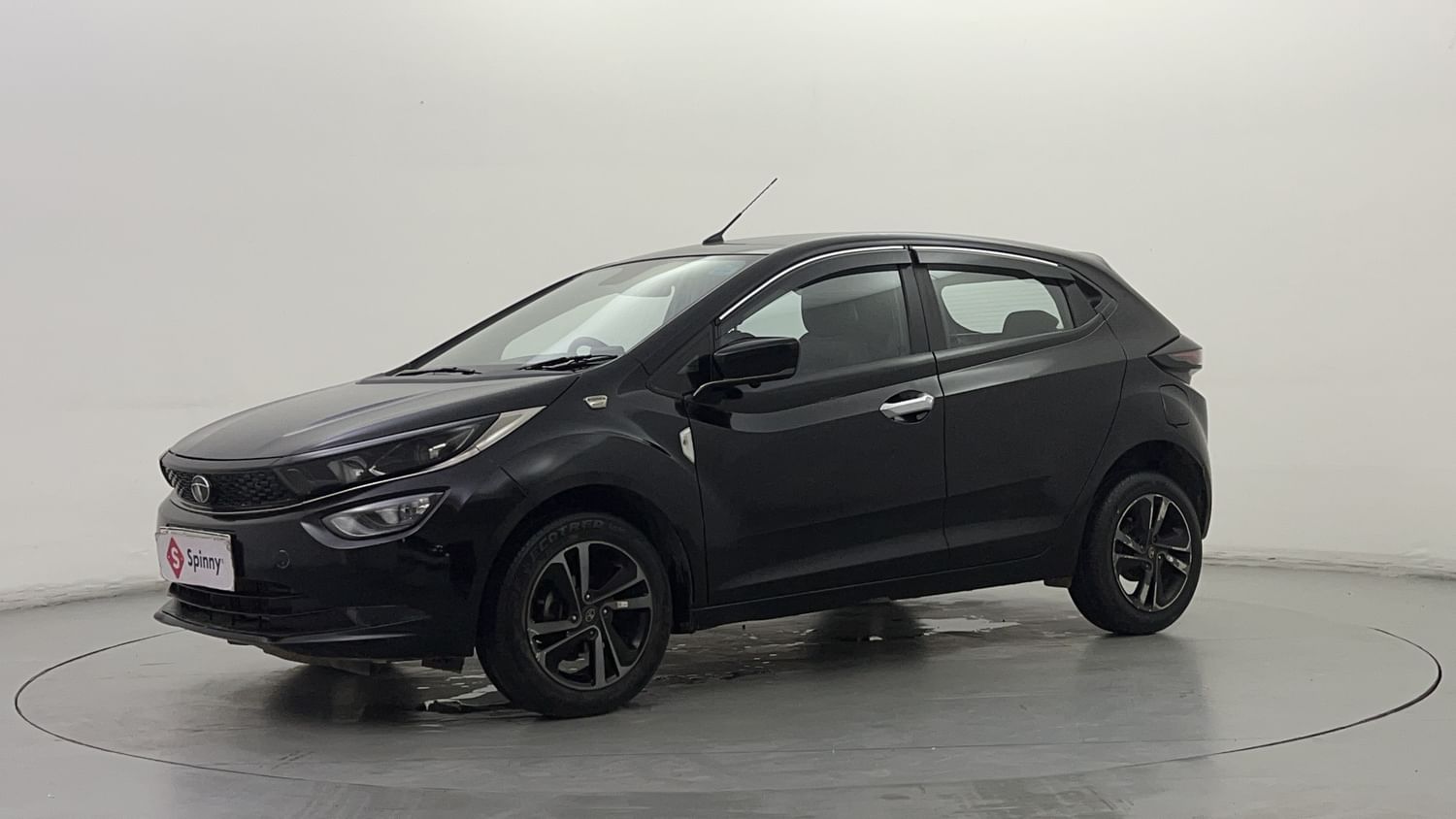 LEFT FRONT CORNER VIEW