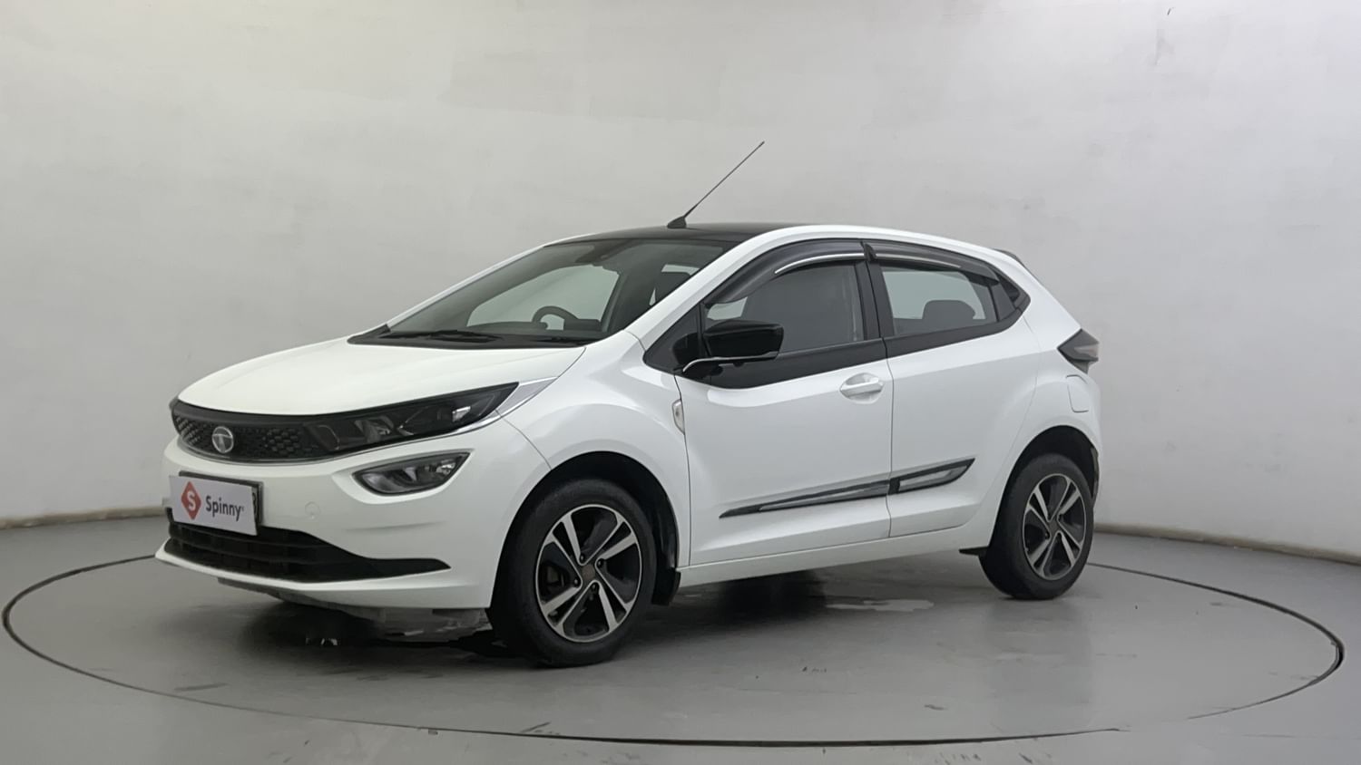 LEFT FRONT CORNER VIEW