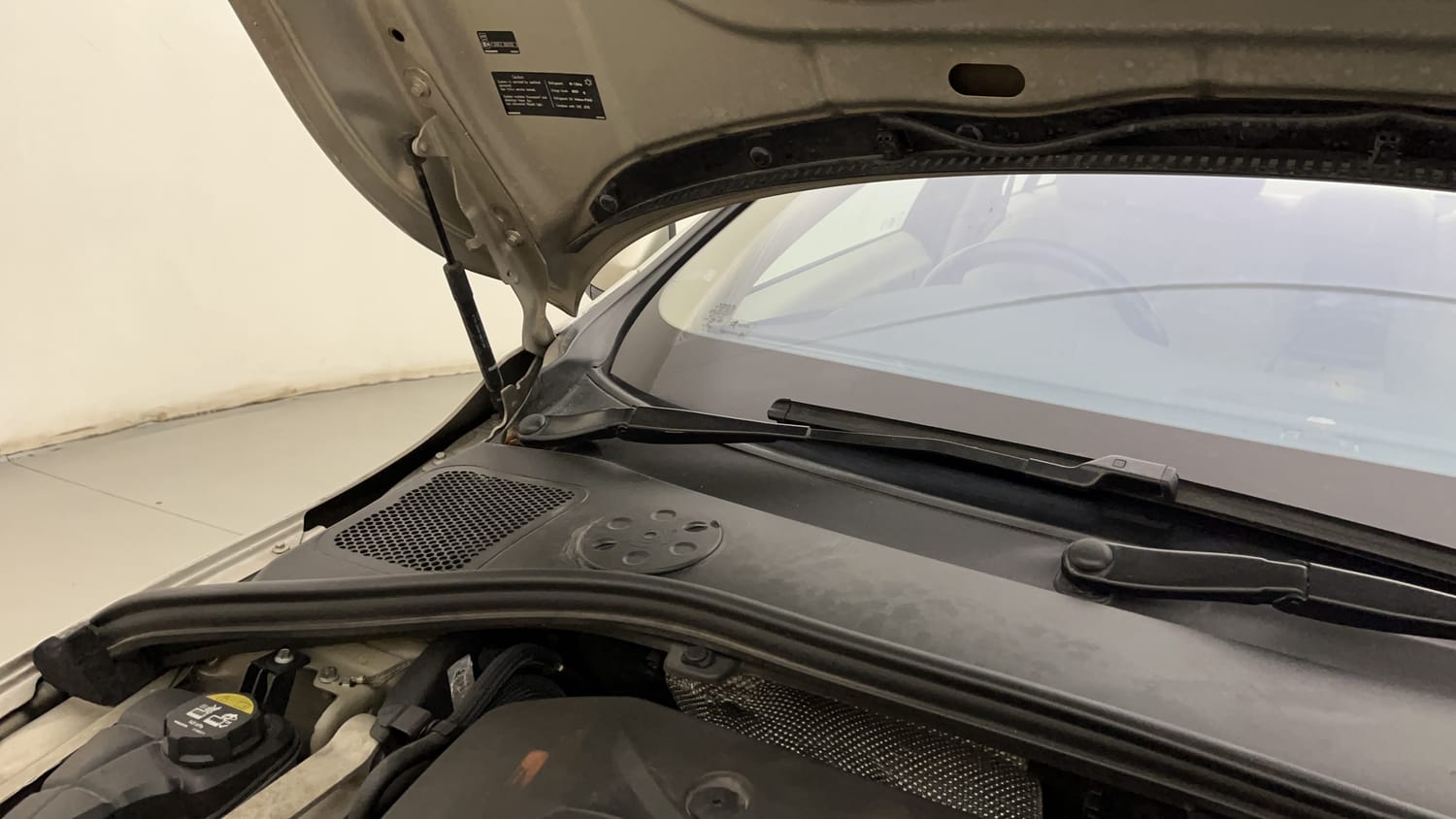 New Volvo S60 engine ENGINE RIGHT SIDE HINGE & APRON VIEW