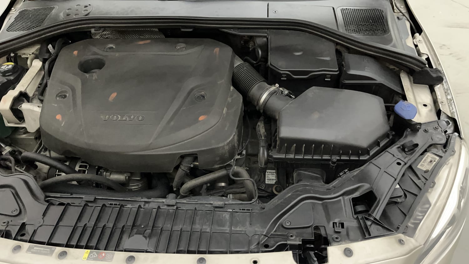 New Volvo S60 engine ENGINE LEFT SIDE VIEW