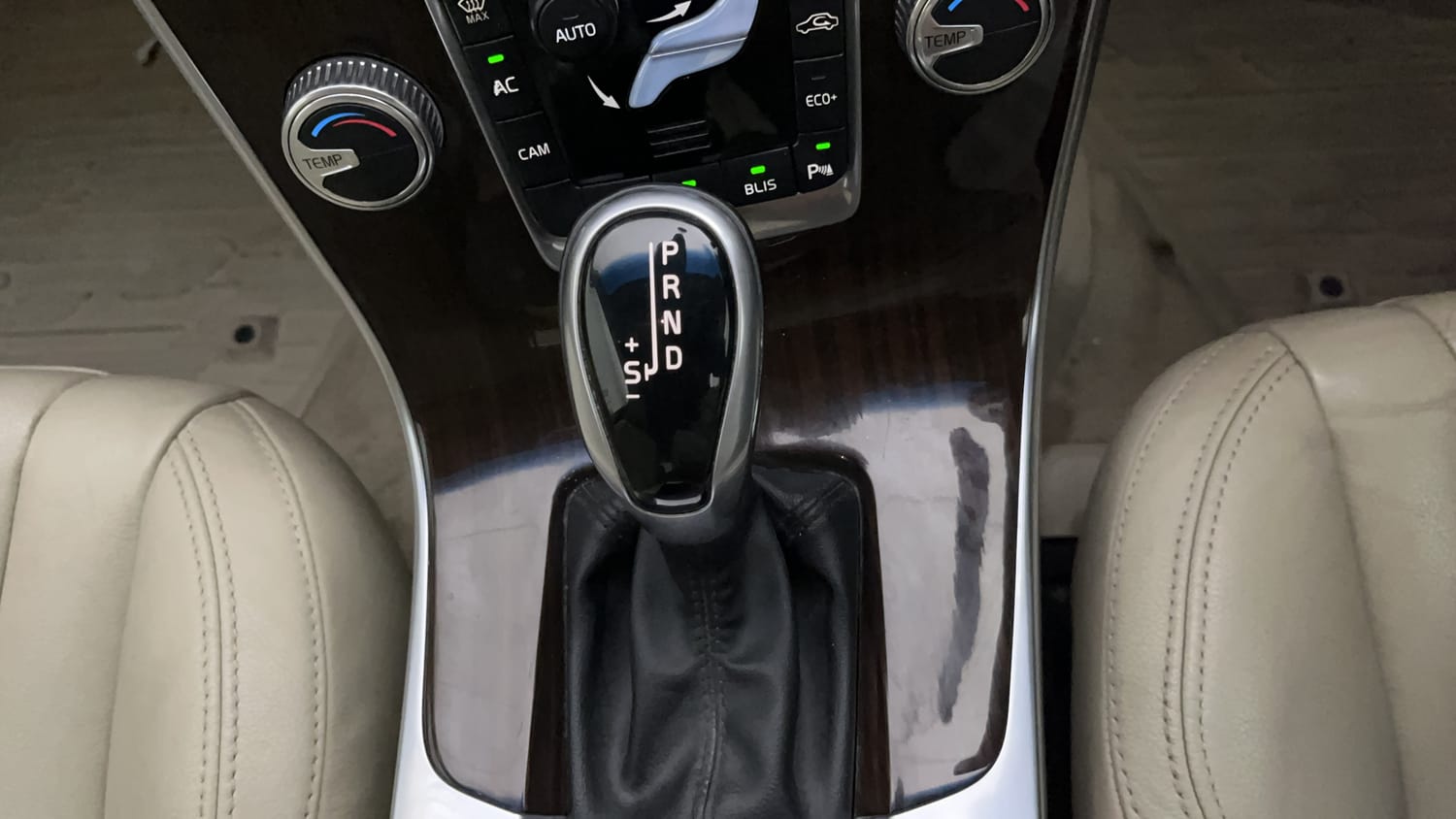 New Volvo S60 interior GEAR  KNOB VIEW