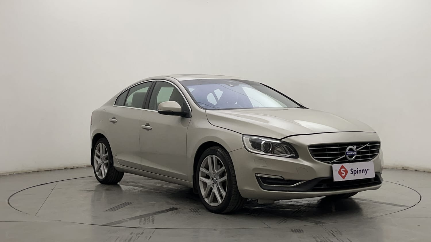 New Volvo S60 exterior RIGHT FRONT CORNER VIEW