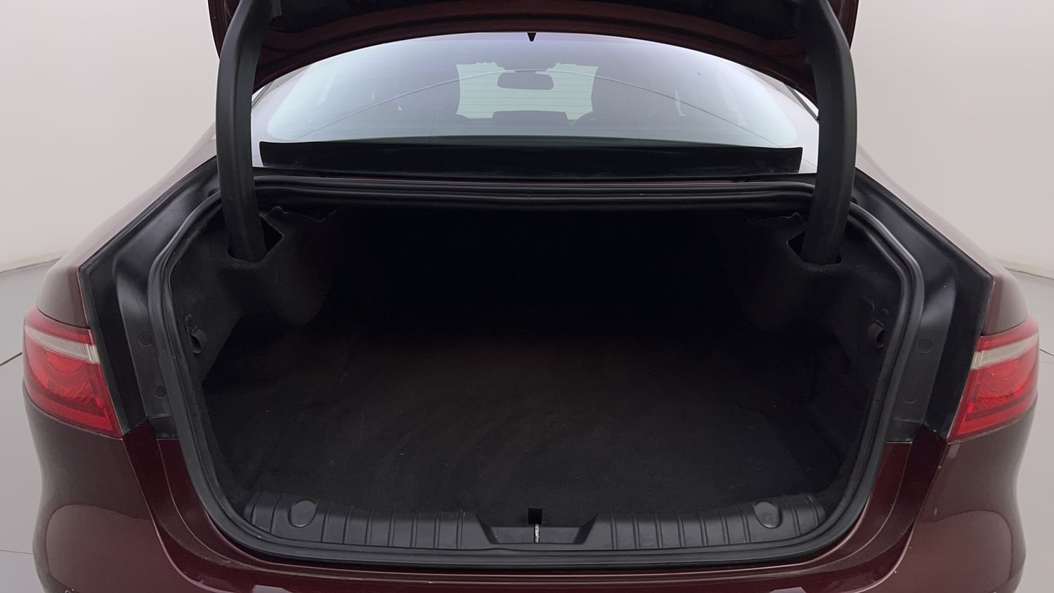 New Jaguar XF interior DICKY INSIDE VIEW