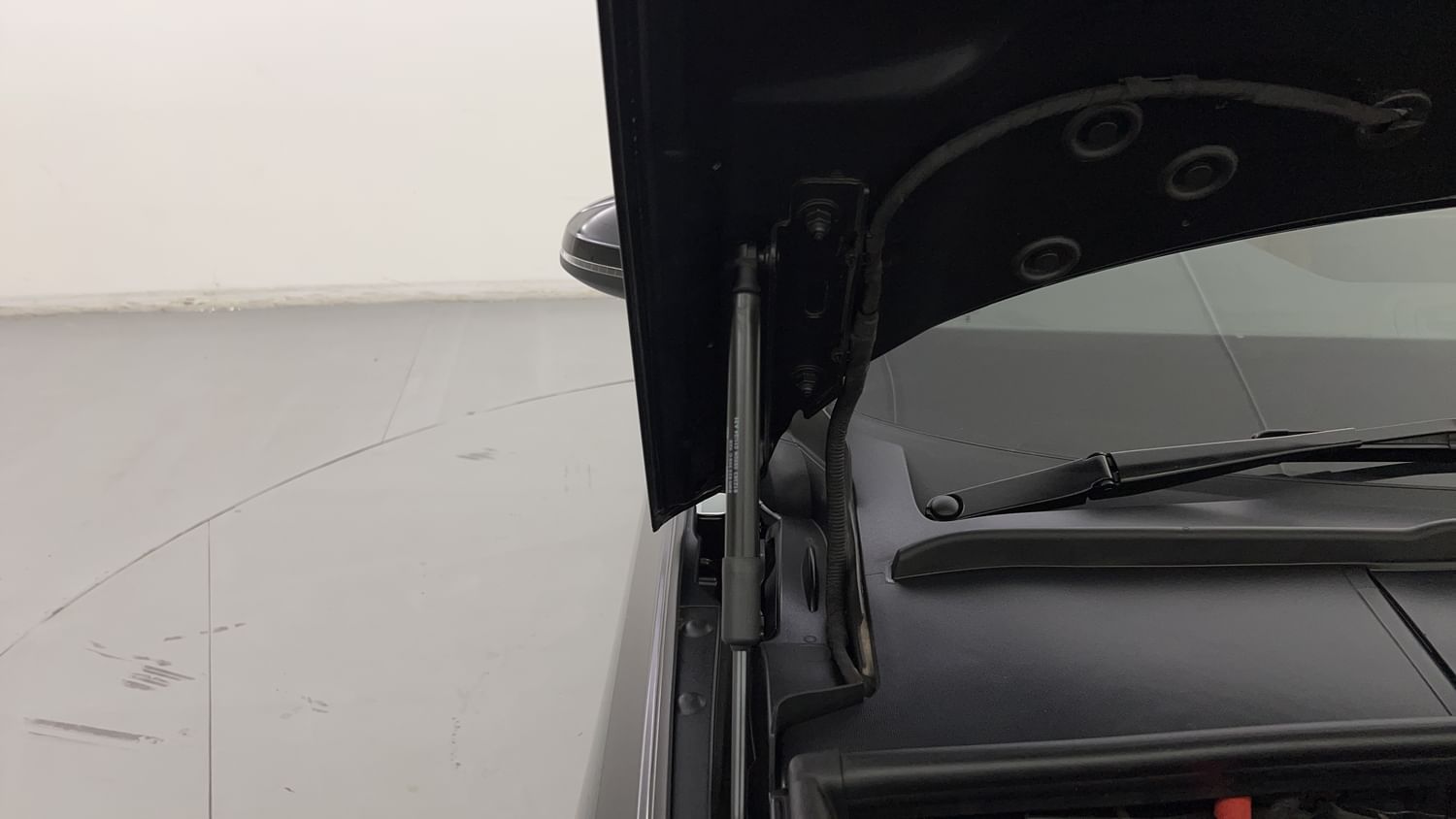 New Audi A4 engine ENGINE RIGHT SIDE HINGE & APRON VIEW