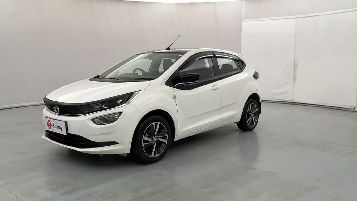 LEFT FRONT CORNER VIEW