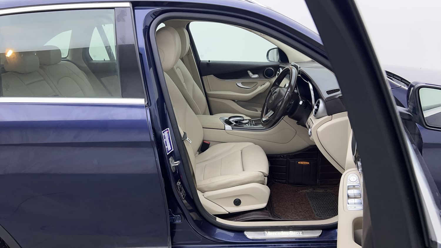 New Mercedes-Benz GLC interior RIGHT SIDE FRONT DOOR CABIN VIEW