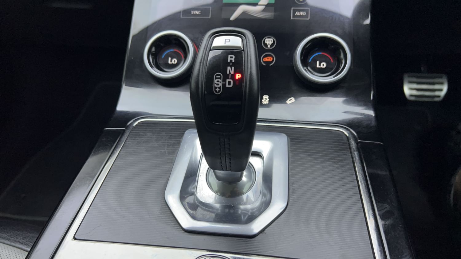 New Land Rover Range Rover Evoque interior GEAR  KNOB VIEW