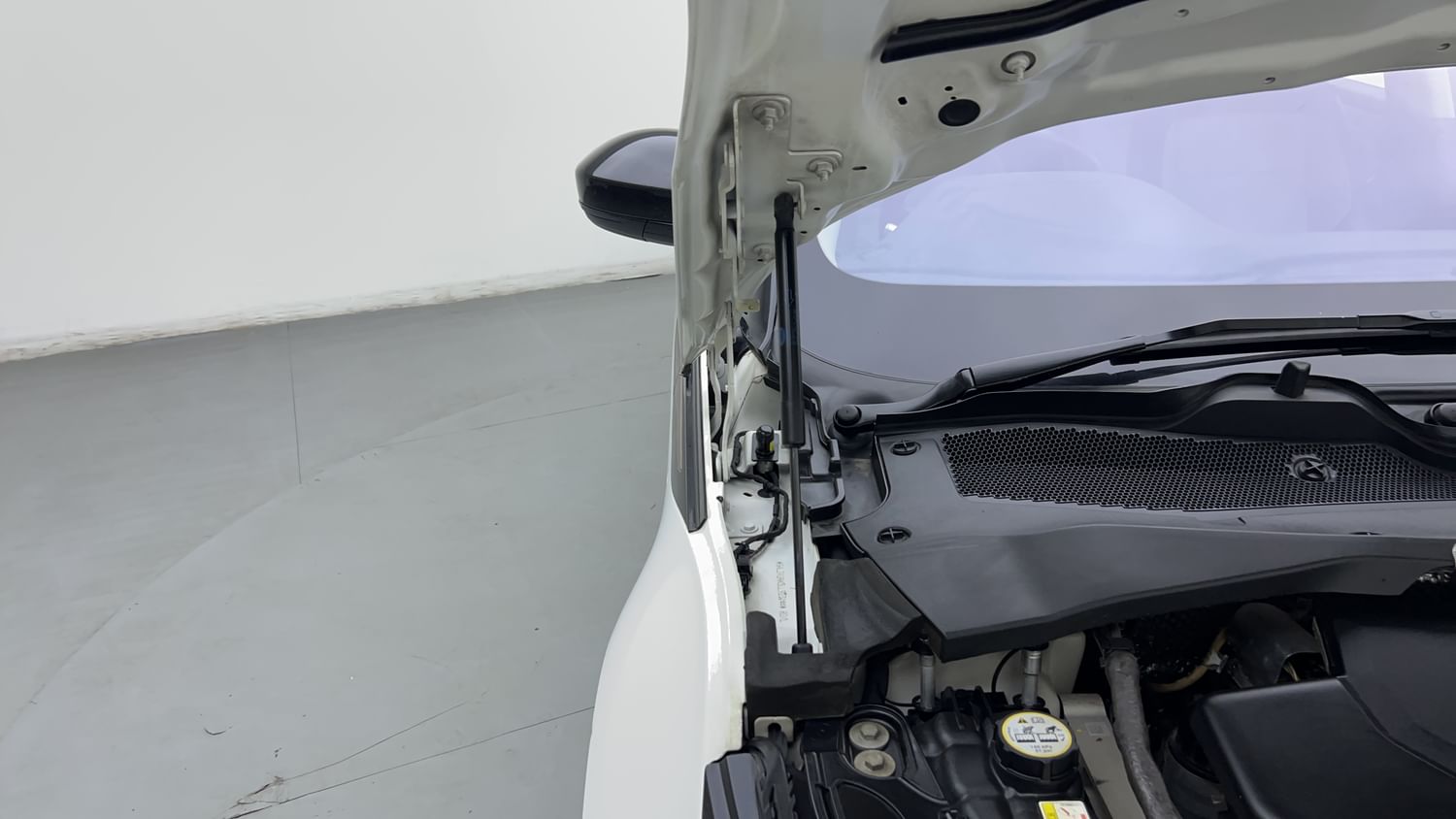 New Land Rover Range Rover Evoque engine ENGINE RIGHT SIDE HINGE & APRON VIEW